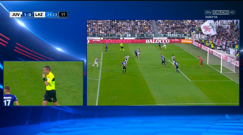 Juventus-Lazio, segna Douglas Costa: per l'arbitro (e il Var) non è fuorigioco