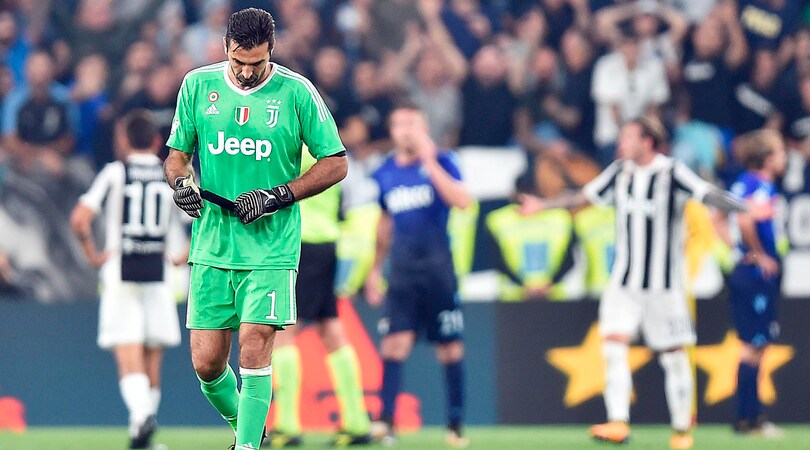 Pagelle Juventus: lotta solo Buffon. Douglas Costa anarchico