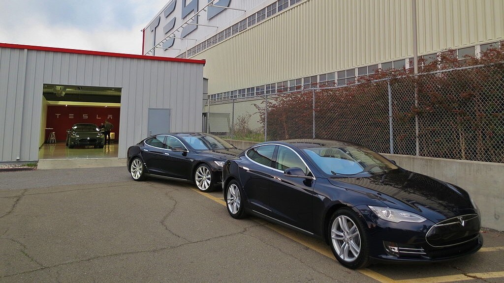Tesla negli USA manda a casa centinaia di lavoratori