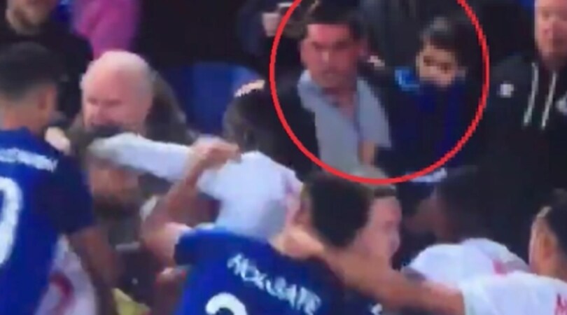 L'Everton squalifica a vita il tifoso con il bimbo in braccio