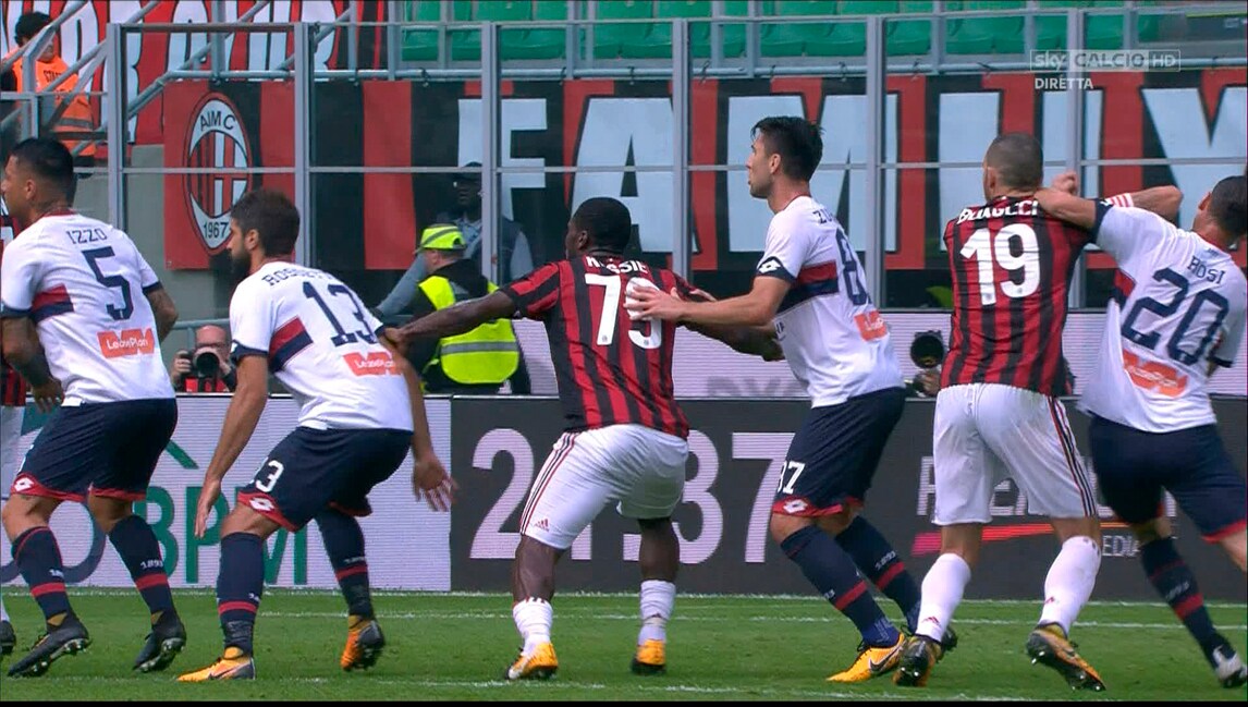 Bonucci, la clamorosa gomitata a Rosi. Il difensore del Milan espulso con il Var