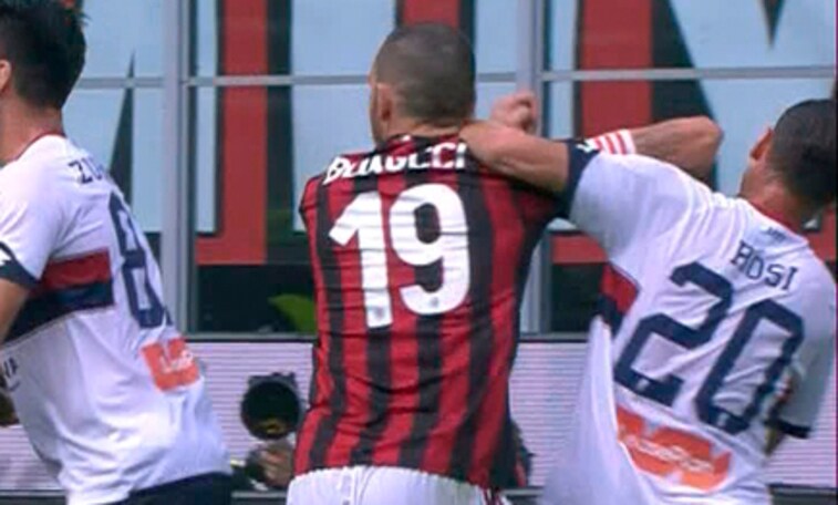 Bonucci, la clamorosa gomitata a Rosi. Il difensore del Milan espulso con il Var