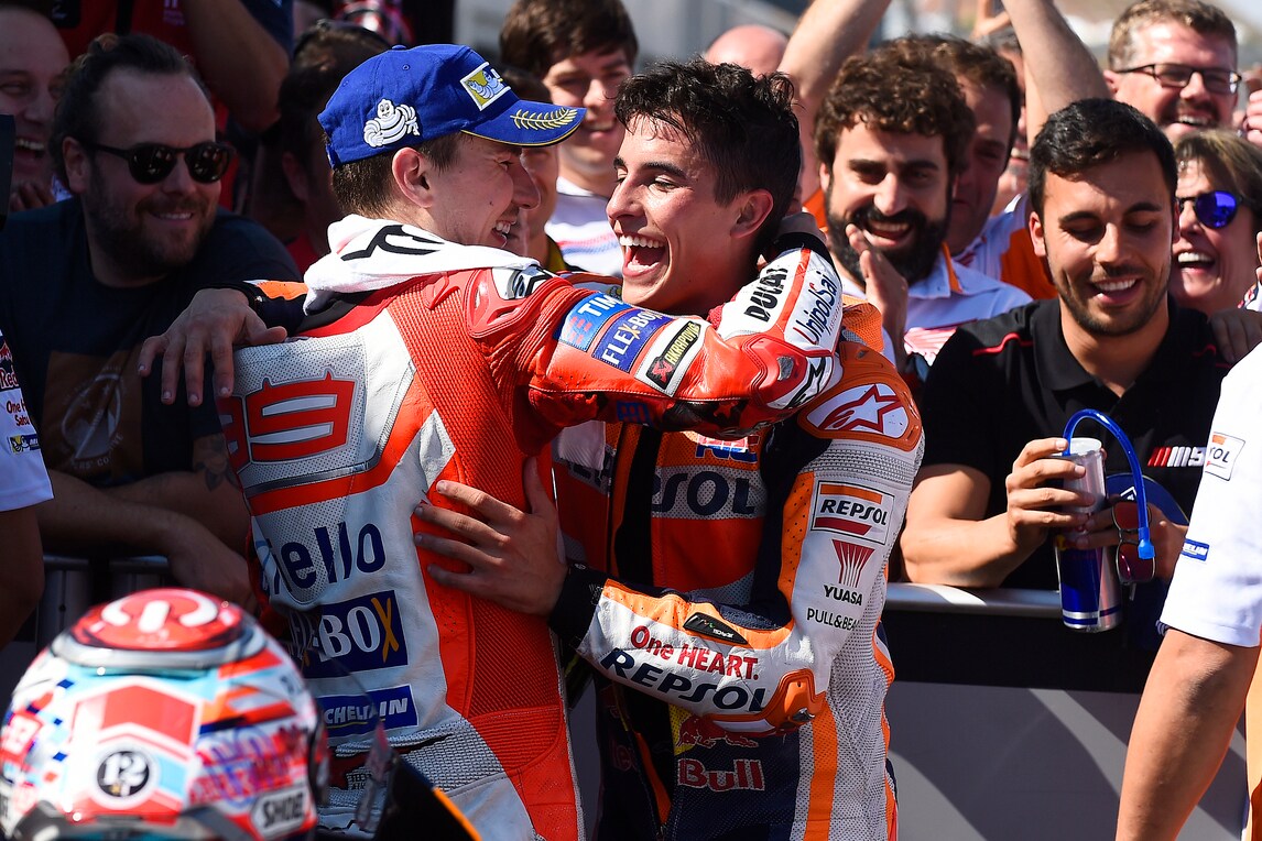 MotoGp, Marquez e Lorenzo si sfidano a badminton