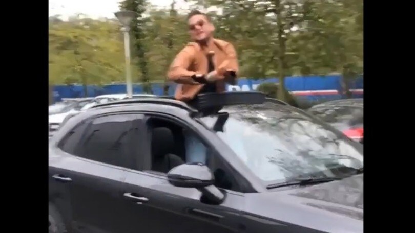 Dani Alves show in auto e Neymar lo riprende