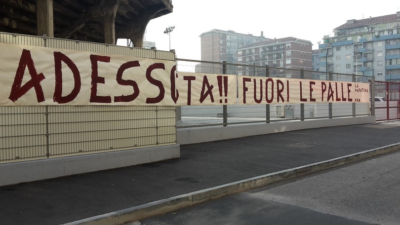 Torino, duro striscione contro la squadra