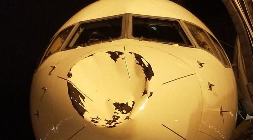 Paura per i Thunder: l'aereo sbatte contro un oggetto in pieno volo