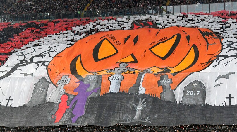 Nella curva del Milan è già Halloween: sfottò alla Juventus sull'incubo Champions