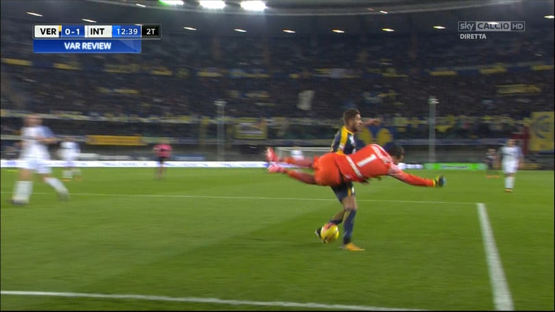 Verona-Inter, Handanovic travolge Cerci in area: Gavillucci assegna il rigore