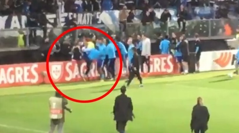 Olympique Marsiglia, calcio in faccia a un tifoso: Evra reagisce a contestazione