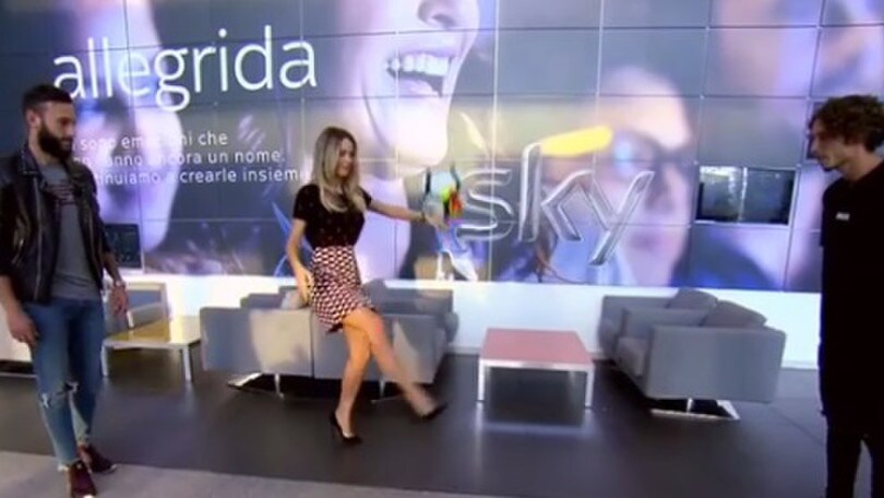 Diletta Leotta, il palleggio è con i tacchi a spillo