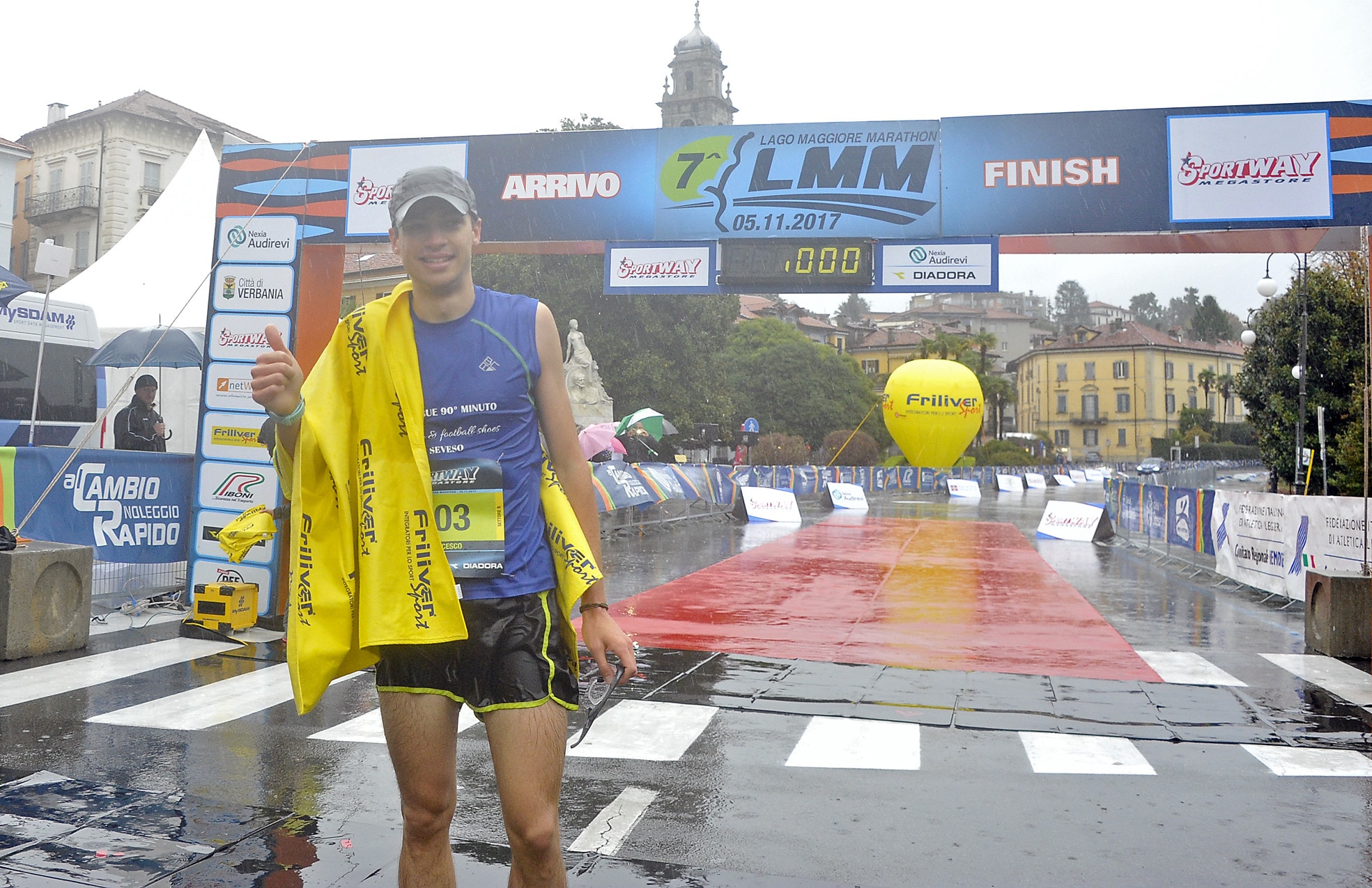 Sotto il diluvio vive la passione dei runner alla Sportway Lago Maggiore Marathon