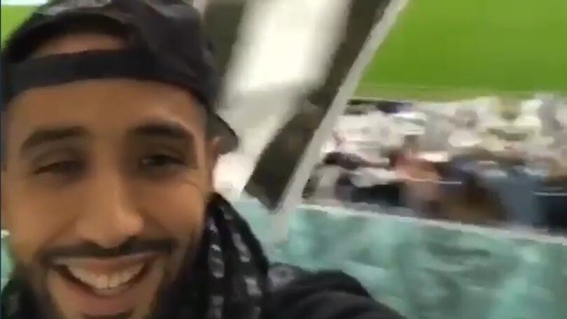 Juventus, Benatia canta come un tifoso in tribuna