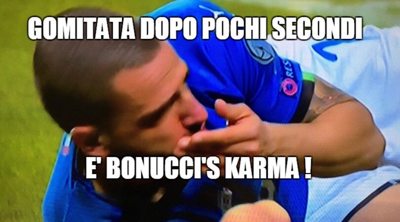 Bonucci incassa una gomitata: l'ironia dilaga sui social