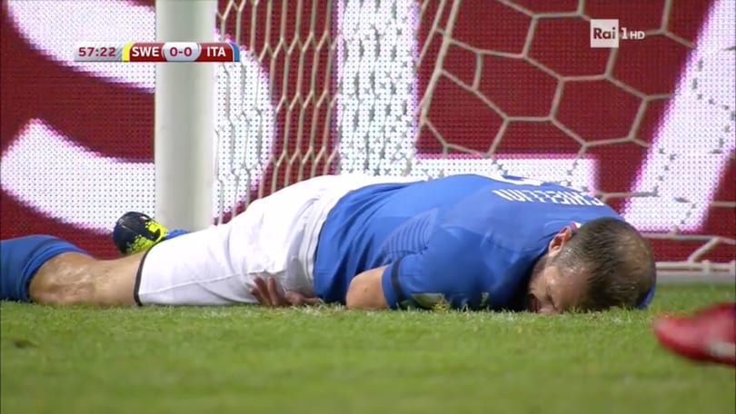 Svezia-Italia, Chiellini a terra dopo uno scontro con Buffon: ma c'è la spinta di Berg