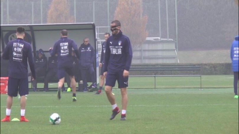 Bonucci si allena con la maschera