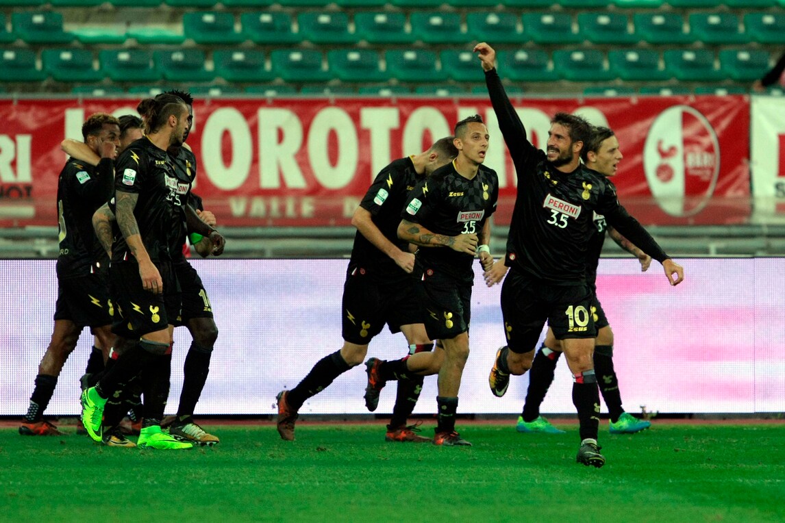Serie B, Bari-Pescara 1-0: i galletti festeggiano con Brienza