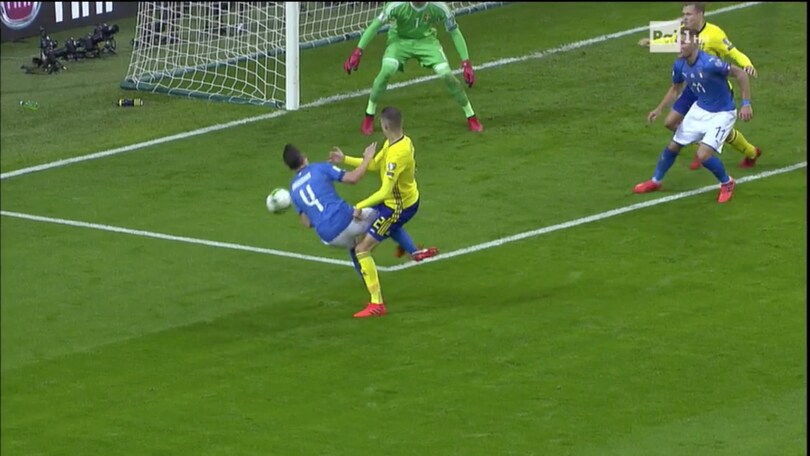 Darmian atterrato in area: l'arbitro non concede il penalty