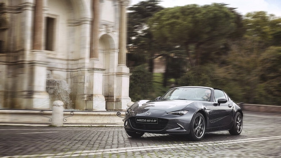 Mazda MX-5 RF, la prova su strada della piccola mangiacurve
