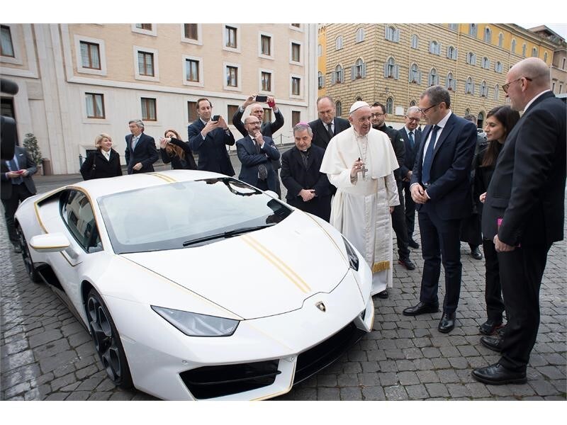 Papa Francesco riceve una Lambo Huracàn "vaticana"