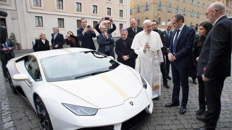 Papa Francesco riceve una Lambo Huracàn "vaticana"