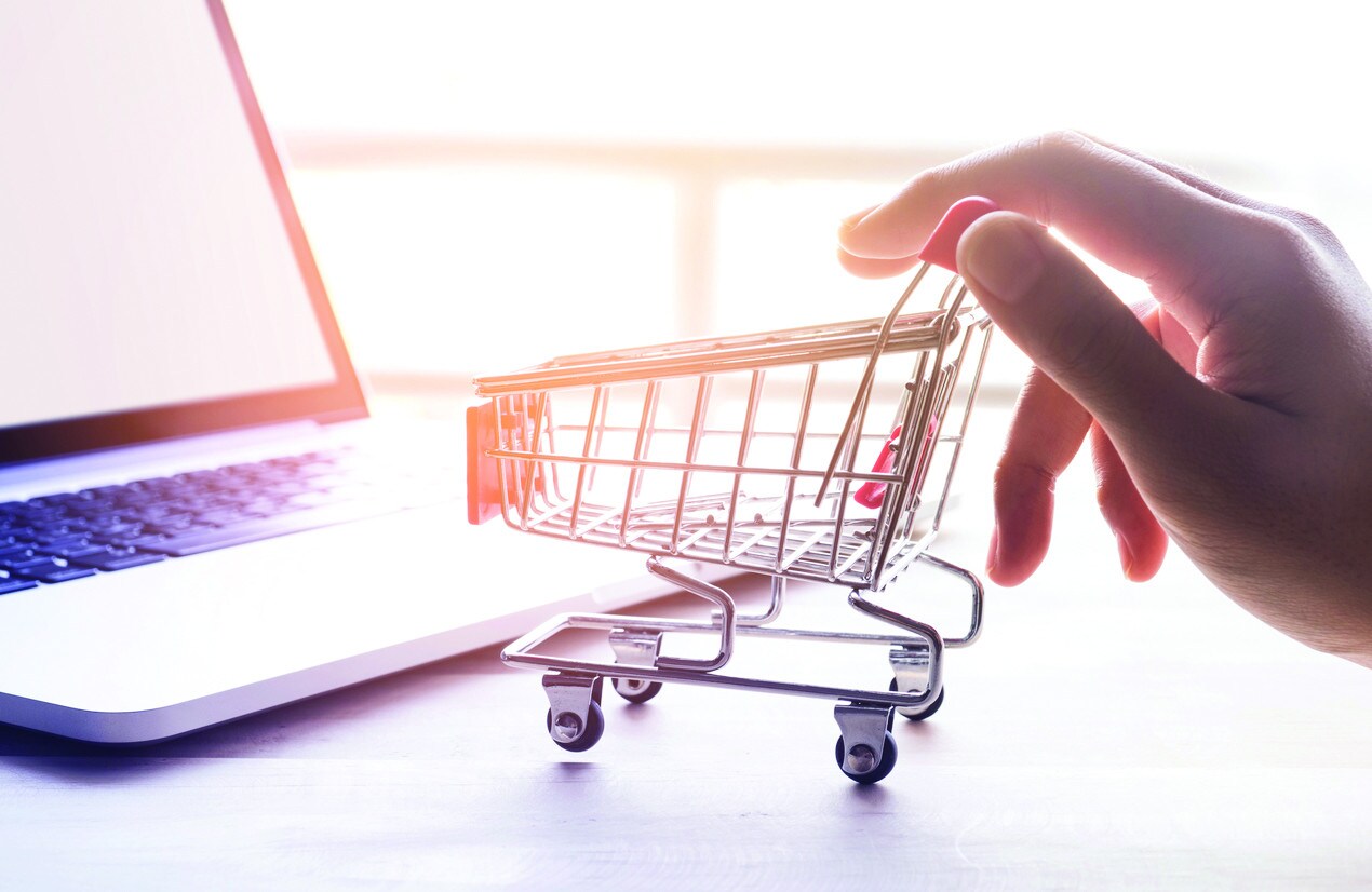 È in arrivo il Black Friday: shopping in negozio oppure online?