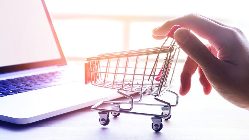 È in arrivo il Black Friday: shopping in negozio oppure online?