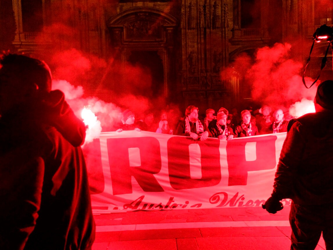 Europa League, i tifosi dell'Austria Vienna invadono Piazza Duomo