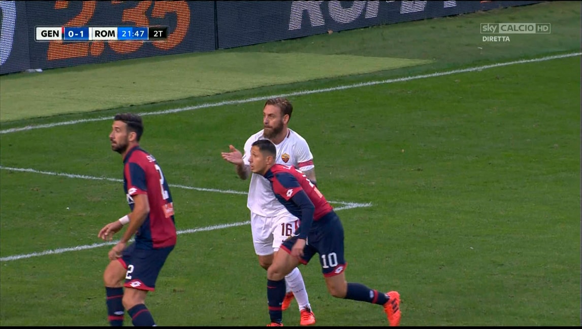 Genoa-Roma, brutto colpo di De Rossi su Lapadula: è rosso!
