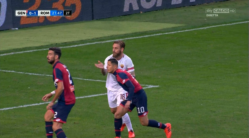Genoa-Roma, brutto colpo di De Rossi su Lapadula: è rosso!