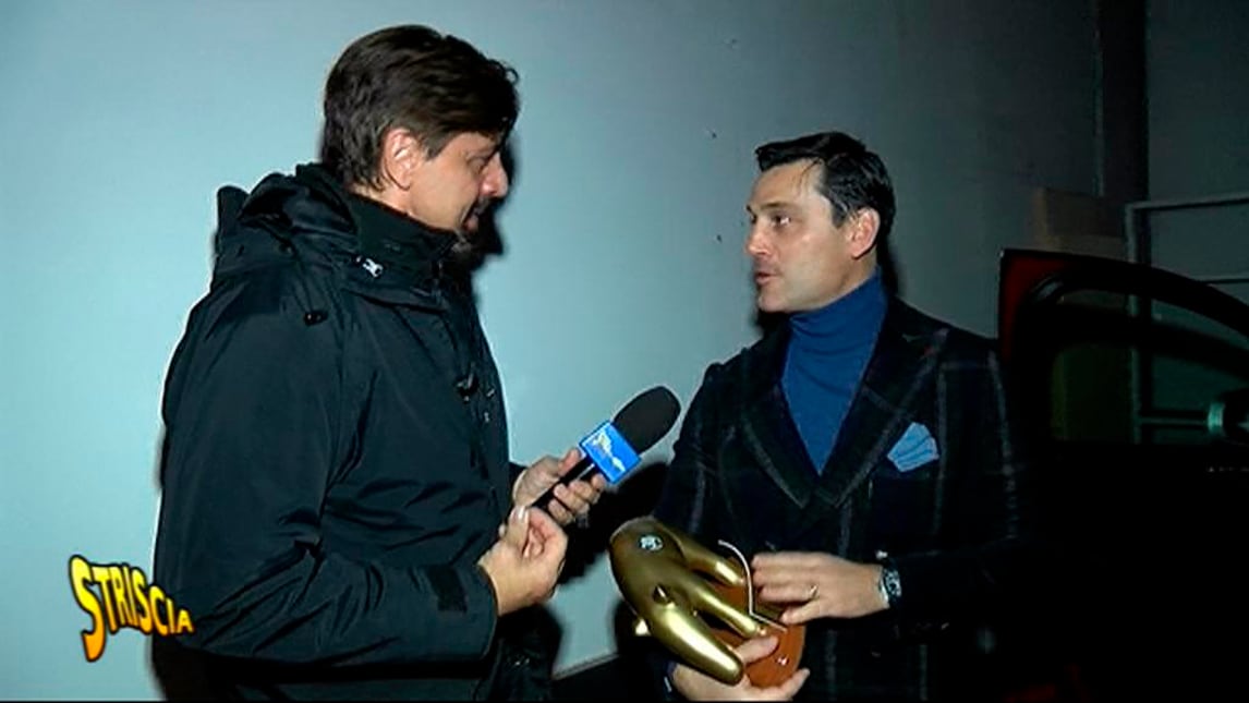 Montella riceve il Tapiro d'oro dopo l'esonero dal Milan