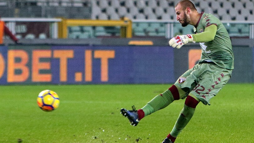 Sorpresa Milinkovic-Savic: clamorosa traversa su punizione!