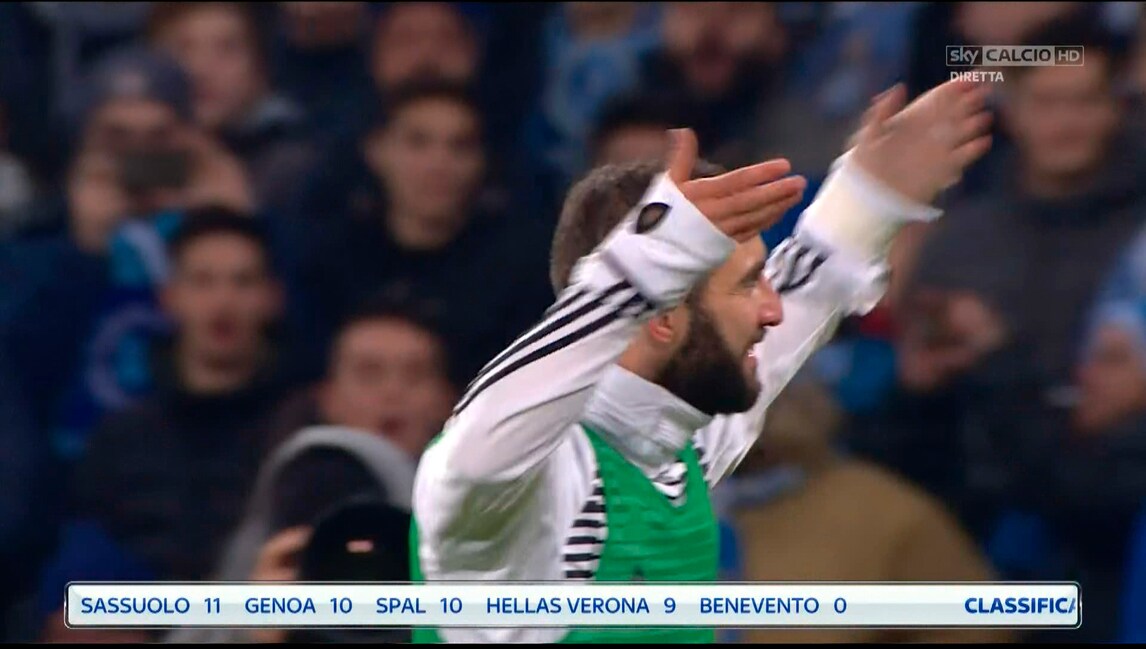 I tifosi del Napoli lo insultano, Higuain li incita ad alzare la voce