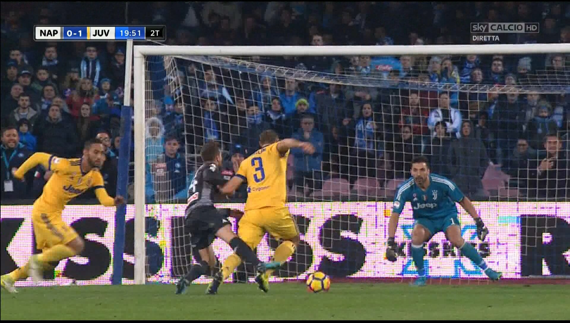 Napoli-Juventus: Mertens va giù in area e chiede il rigore, ma il fallo non c'è