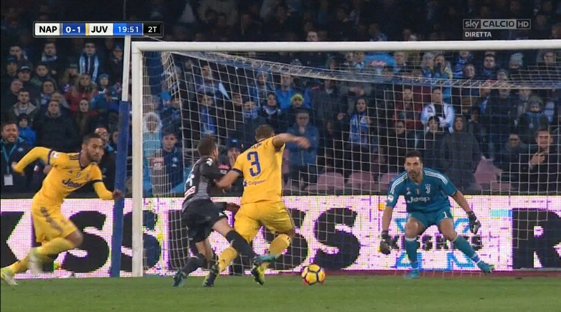 Napoli-Juventus: Mertens va giù in area e chiede il rigore, ma il fallo non c'è