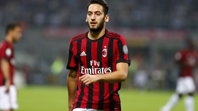 Serie A Milan, Calhanoglu out: non convocato per il Benevento