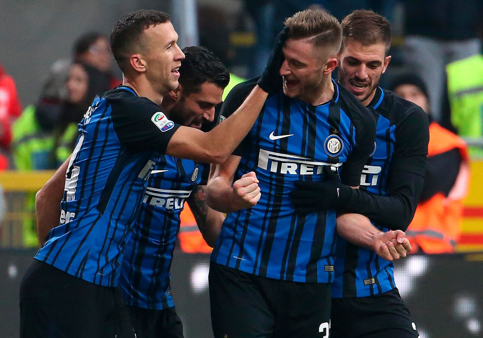 Inter-Chievo 5-0: tripletta di Perisic e Spalletti si prende la vetta. VInce la Fiorentina, pari Bologna