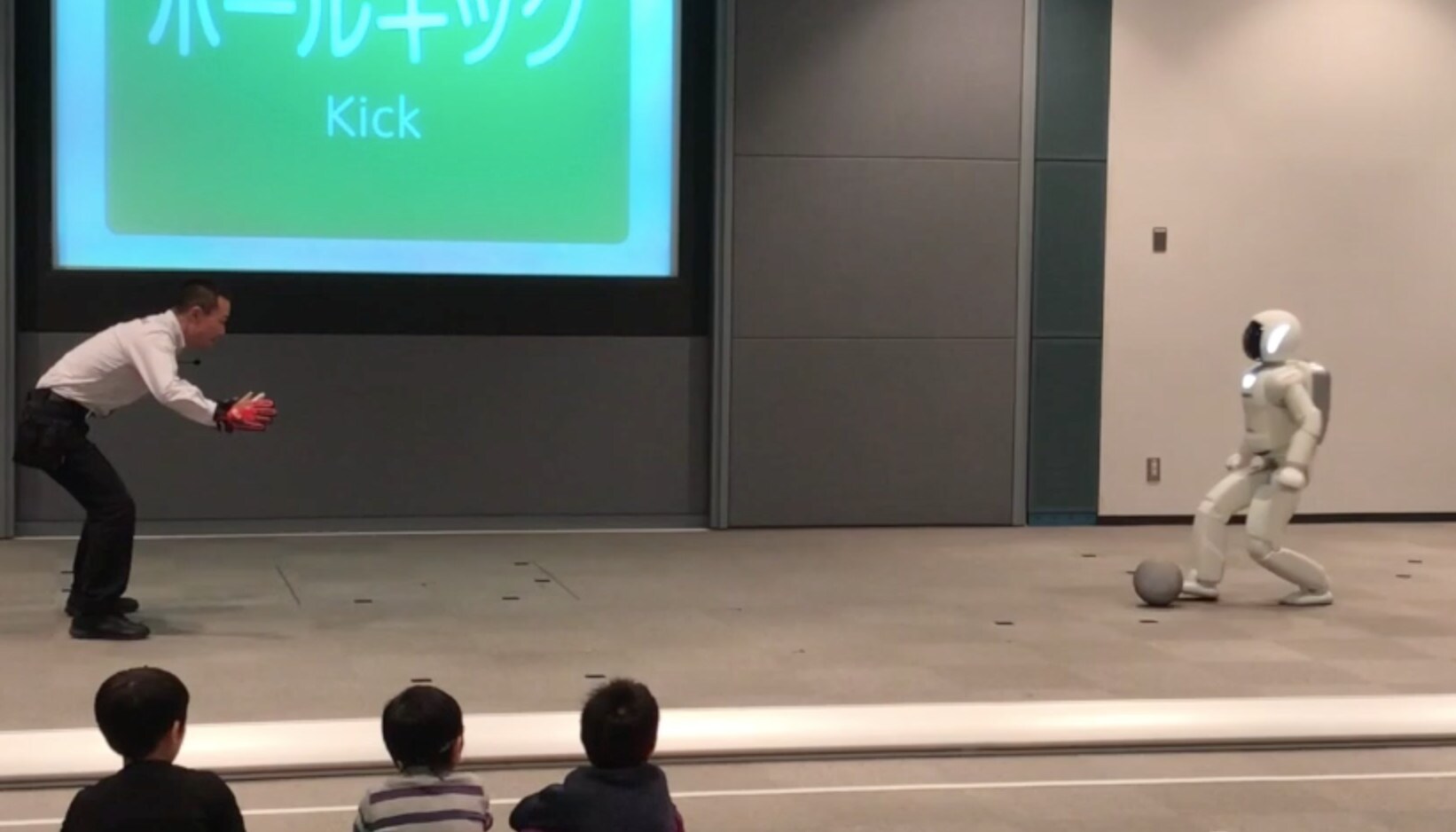 Honda Asimo, il robot che balla e calcia i rigori