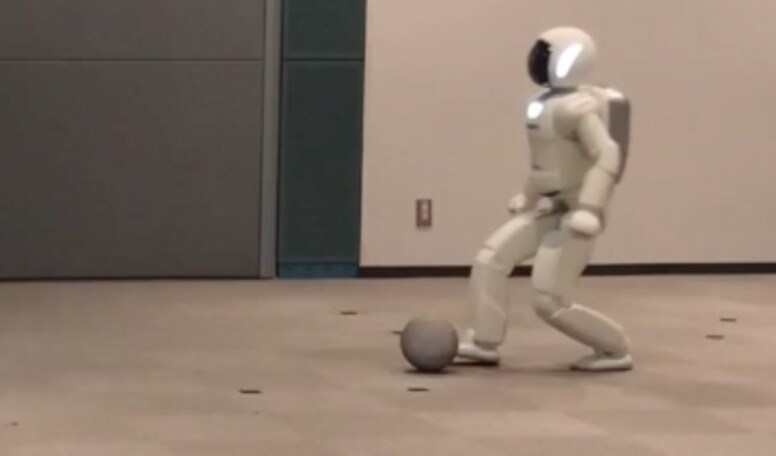 Honda Asimo, il robot che balla e calcia i rigori