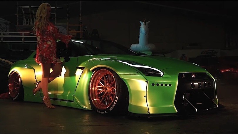 Nissan GT-R conquista l'attrice sexy: foto