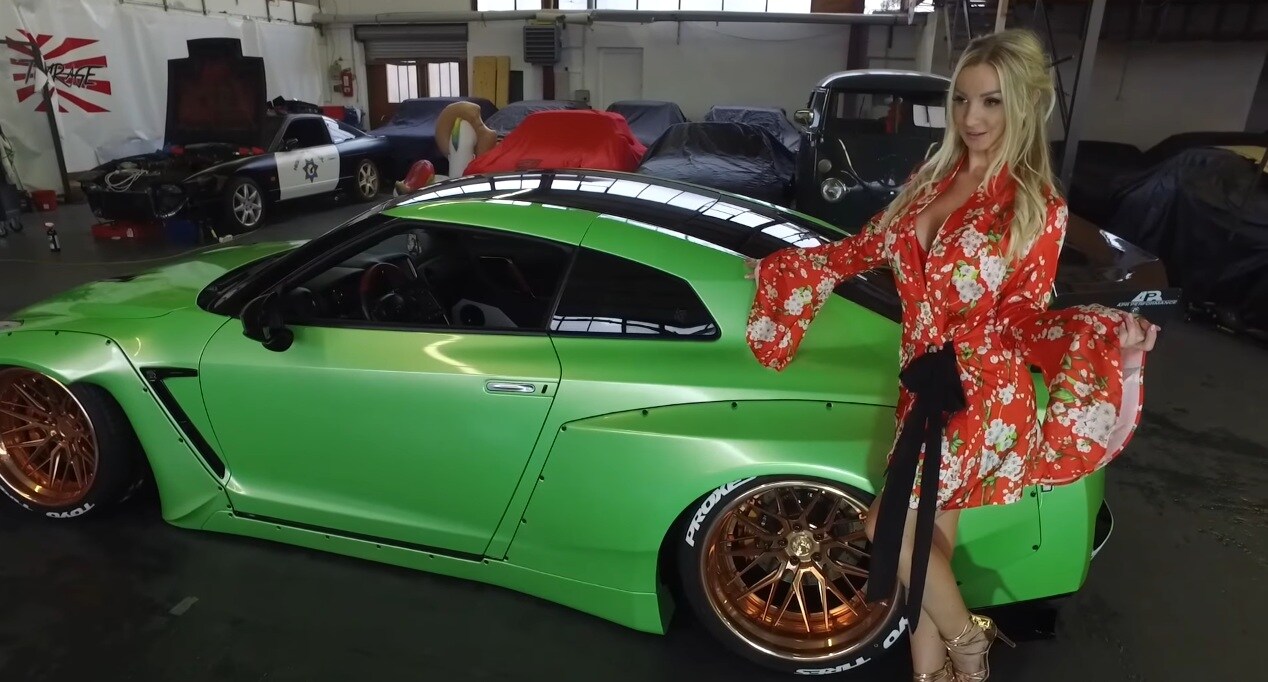 Nissan GT-R, la cavalleria pesante conquista l'attrice sexy