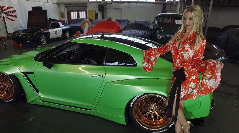 Nissan GT-R, la cavalleria pesante conquista l'attrice sexy