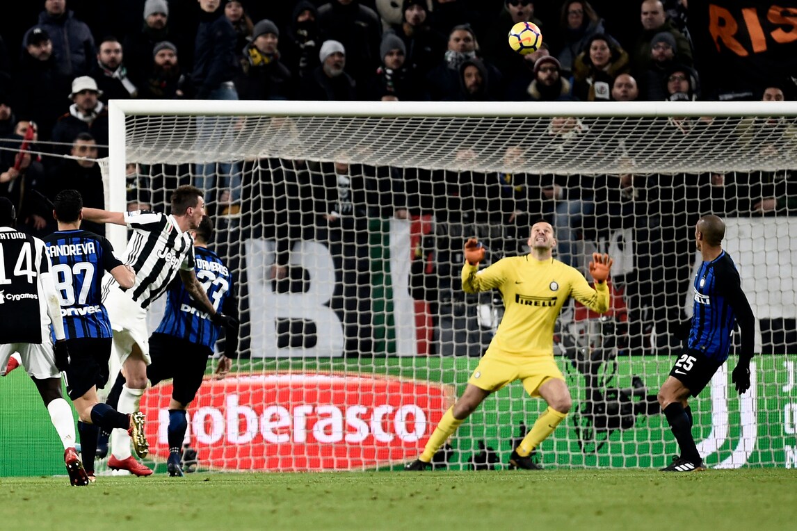 Mandzukic: traversa! La Juventus frena sul muro Inter che resta davanti