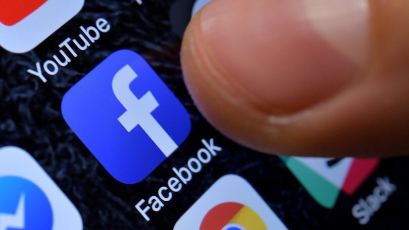 Telefono al volante, la Commissione Bilancio gela il raddoppio delle multe