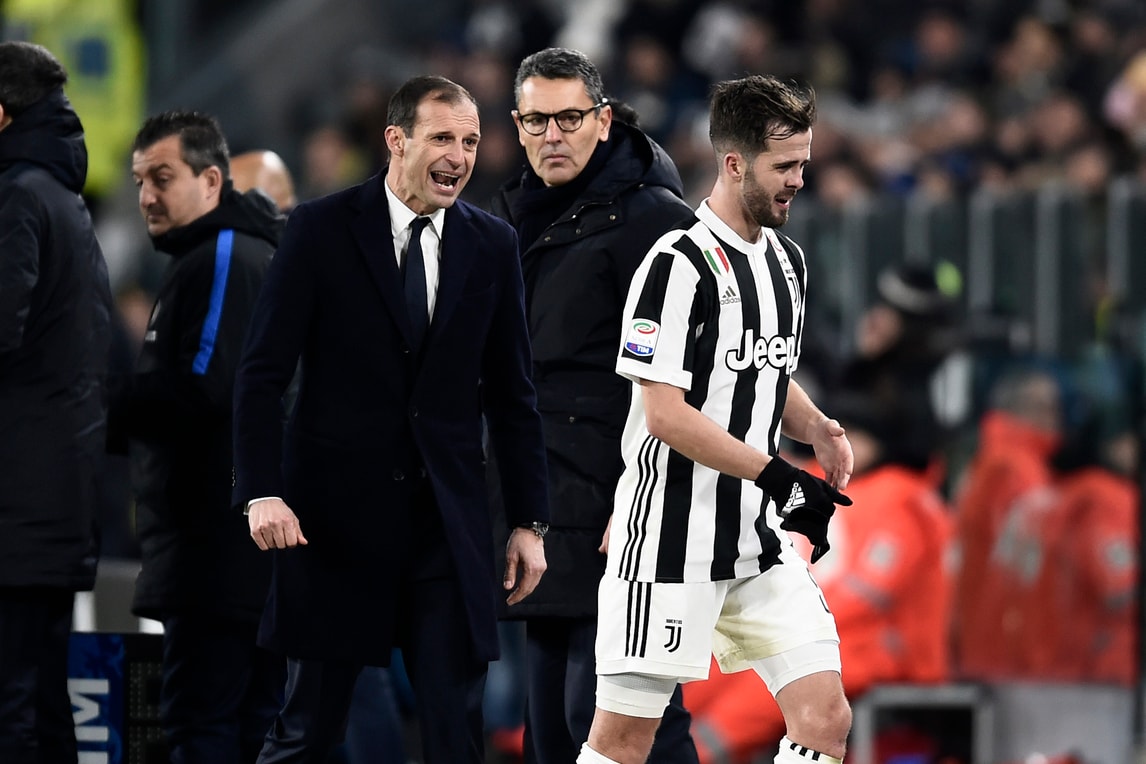 Juventus al lavoro sotto la neve: risentimento muscolare per Pjanic