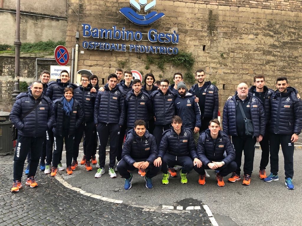 Volley: i giovani del Club Italia in visita all'ospedale pediatrico di Roma