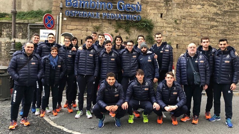 Volley: i giovani del Club Italia in visita all'ospedale pediatrico di Roma