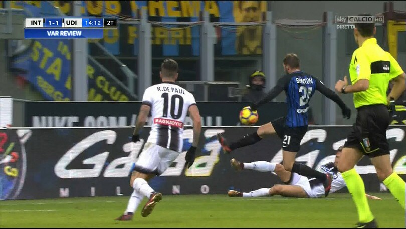 Mani di Santon, Mariani assegna il rigore: decisivo il Var 