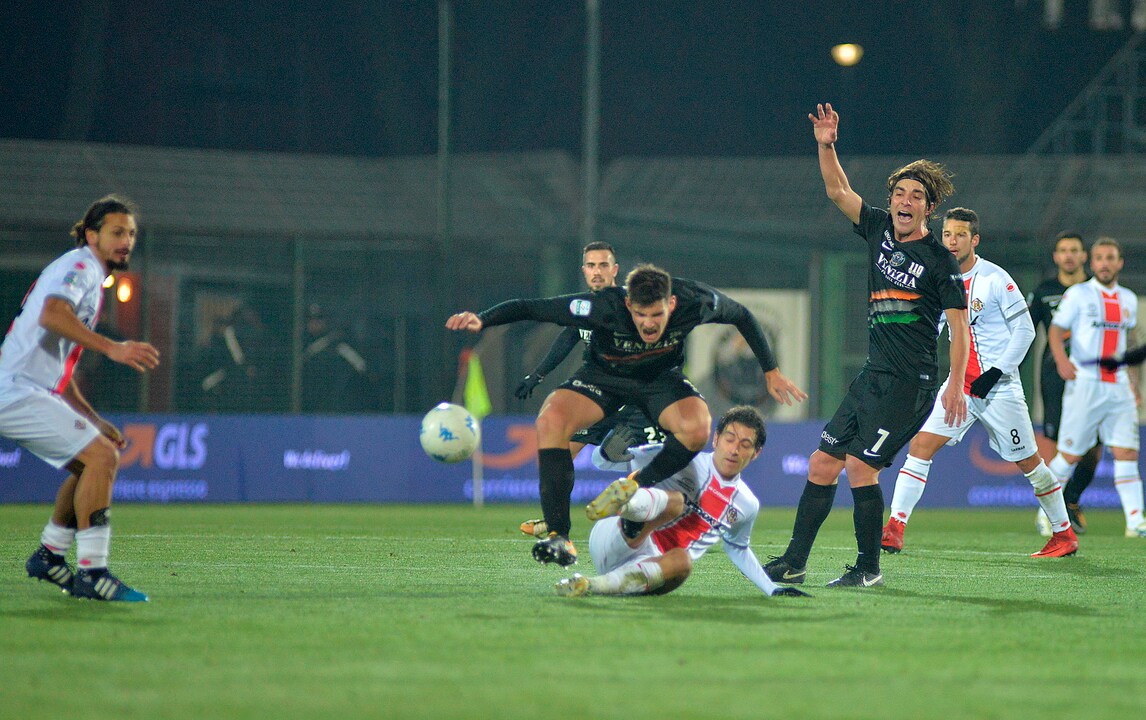 Serie B Venezia-Cremonese, apre Cavion e risponde Moreo: 1-1