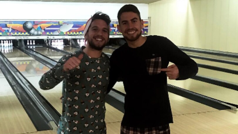 Napoli, tutti in pigiama al bowling per il compleanno di Jorginho