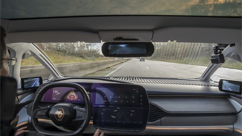 Renault Symbioz, il futuro dell'auto su strada